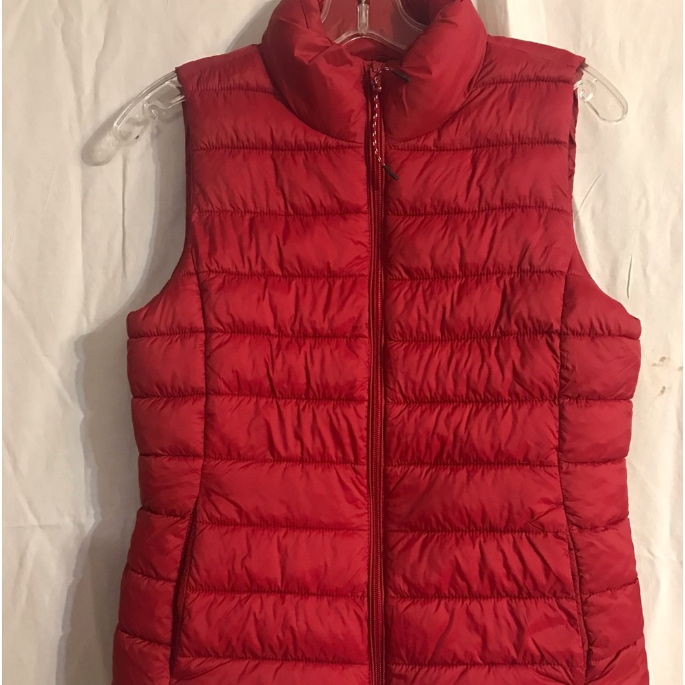 Gap XS women’s quilted puffer vest jacket with front pockets.